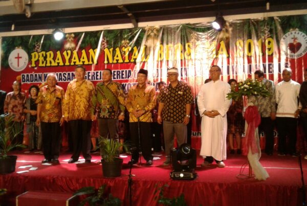 Menghadiri Undangan Perayaan Natal Bersama Menghadiri Undangan Perayaan Natal Bersama