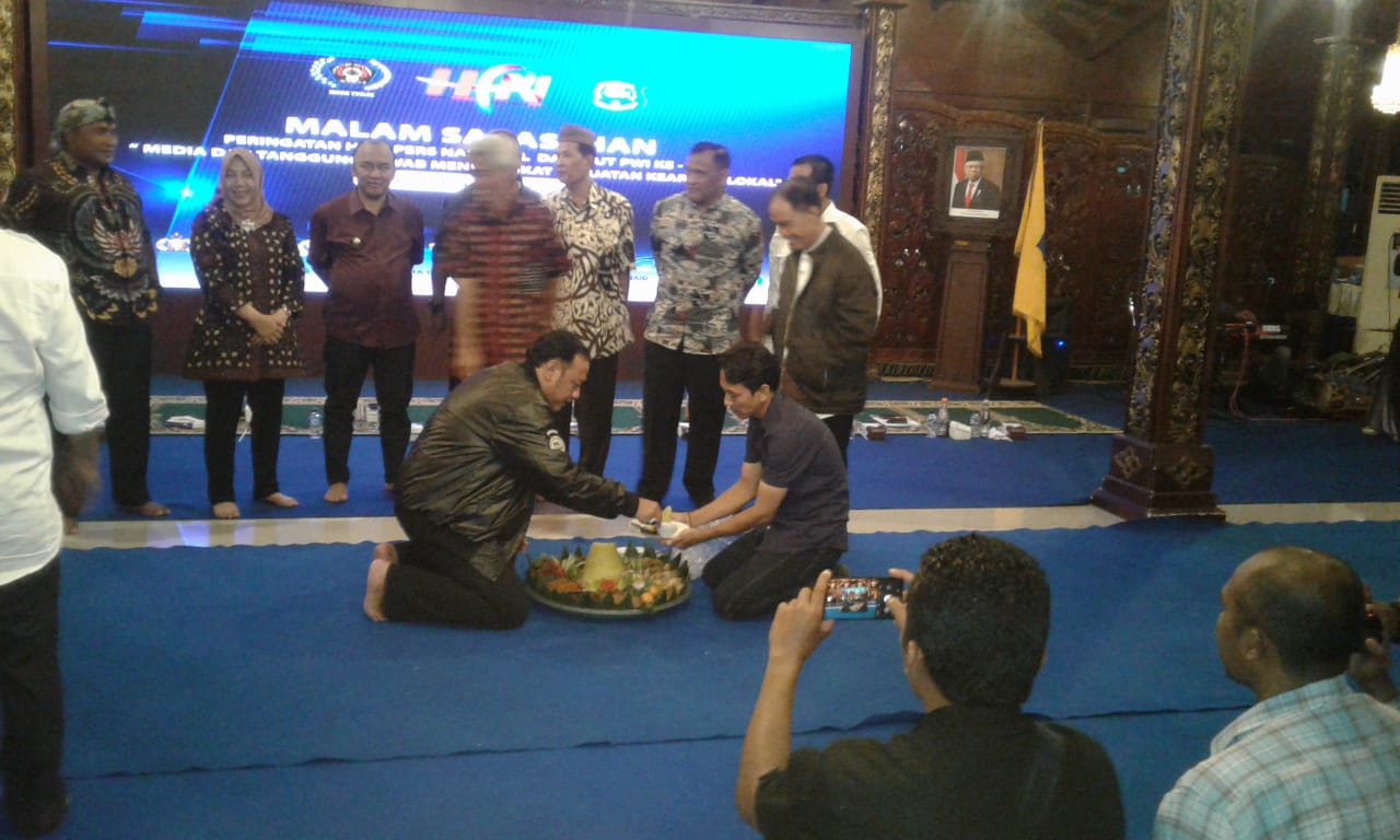 Menghadiri Undangan Sarasehan dalam Rangka Hari Pers Nasional dan HUT PWI ke 74 di Balaikota Tegal Menghadiri Undangan Sarasehan dalam Rangka Hari Pers Nasional dan HUT PWI ke 74 di Balaikota Tegal