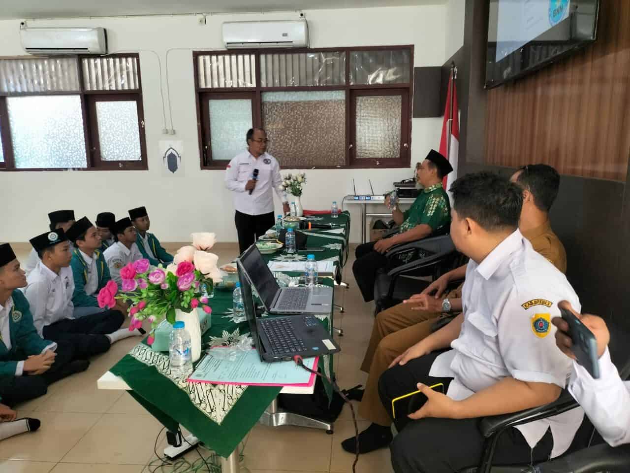 BNN Kota Tegal dan Kesbangpol Kab Brebes : Ajak Pelajar Jauhi Narkoba BNN Kota Tegal dan Kesbangpol Kab Brebes : Ajak Pelajar Jauhi Narkoba
