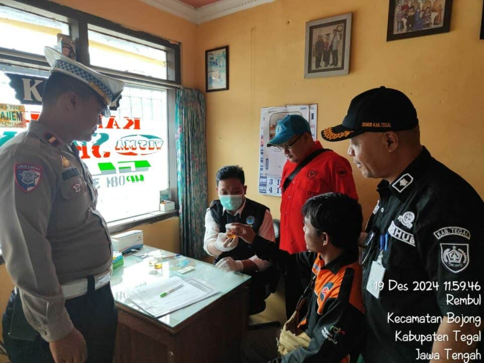 Belasan Awak Bus Pariwisata Di tes Urine BNNK Tegal Belasan Awak Bus Pariwisata Di tes Urine BNNK Tegal